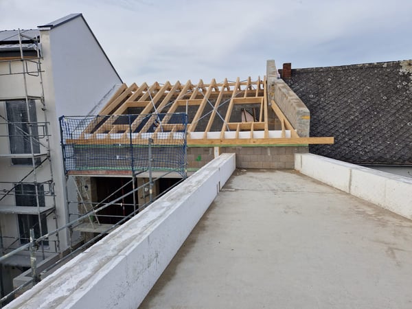 Professioneller Dachstuhl-Bau in Weißenthurm bei Neuwied und im Raum Mayen-Koblenz. Maßgefertigte Holzkonstruktionen für Neubauten, Aufstockungen und Dachsanierungen – fachgerecht geplant und präzise umgesetzt vom erfahrenen Dachdeckermeisterbetrieb.
