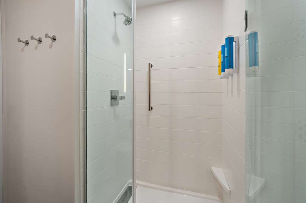 Guest room bath