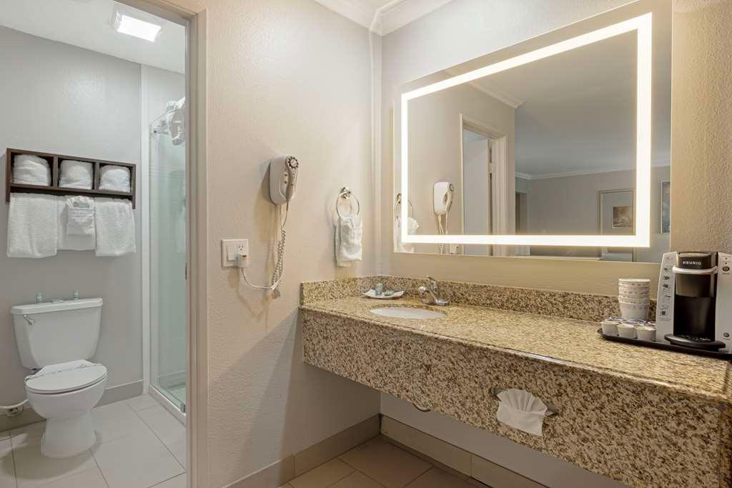 queen room Best Western Courtesy Inn Hotel - Anaheim Resort Anaheim (714)772-2470