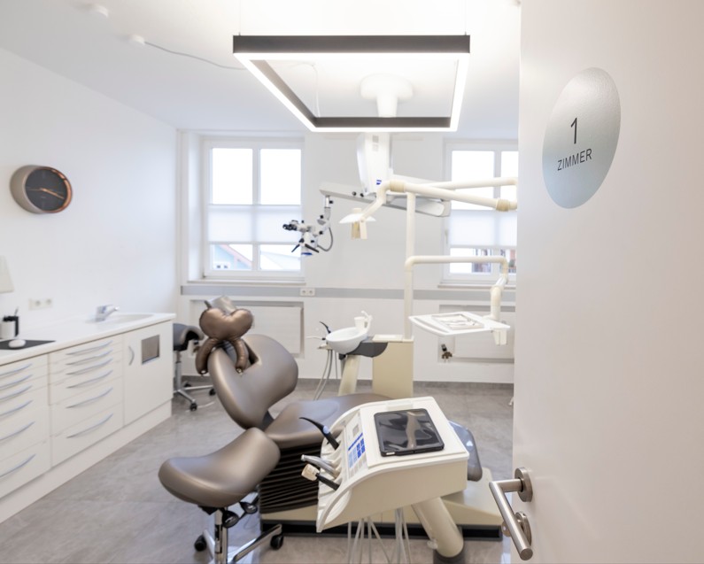 Bilder Merezas Zahnmedizin, Dr. med. dent. Eleni Seifert-Merezas