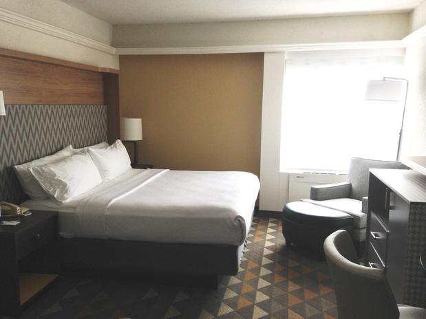 Images Holiday Inn & Suites Pittsfield-Berkshires by IHG