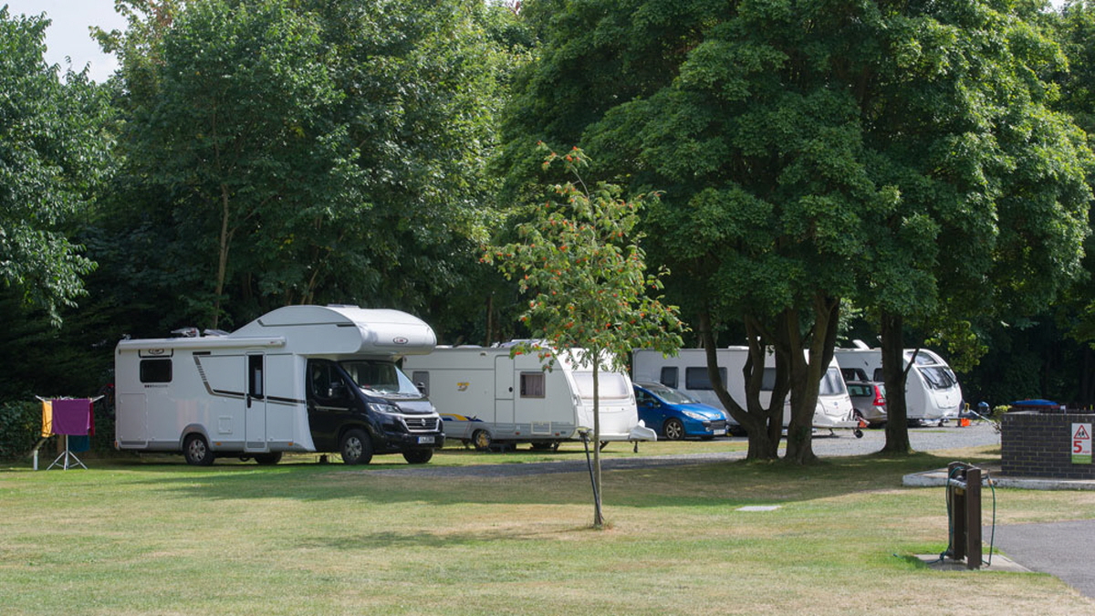 Commons Wood Caravan and Motorhome Club Campsite Welwyn Garden City 01707 260786