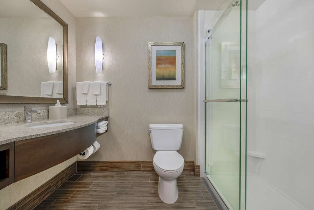 Guest room bath