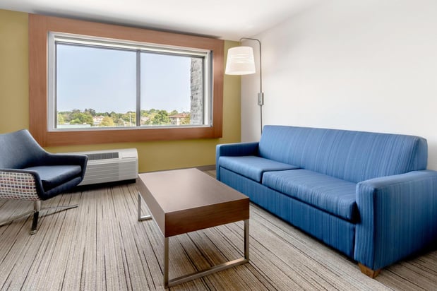 Images Holiday Inn Express & Suites Milwaukee – West Allis by IHG