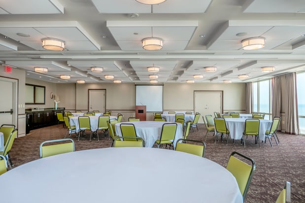 Images Holiday Inn & Suites Virginia Beach - North Beach by IHG