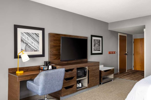 Images Hampton Inn & Suites State College at Williamsburg Square