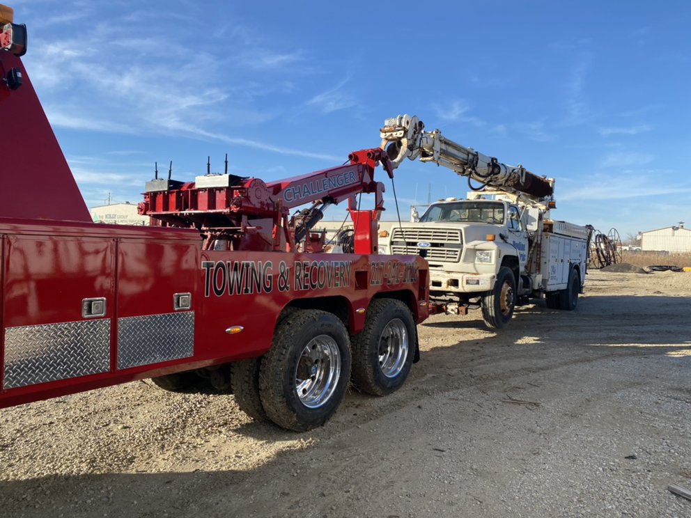 When it comes to heavy-duty towing in Tower Hill, IL, Curtis Heavy Duty Towing has the specialized equipment and skilled operators to handle the most challenging tasks. We excel in safely towing large vehicles and equipment with precision and care.
