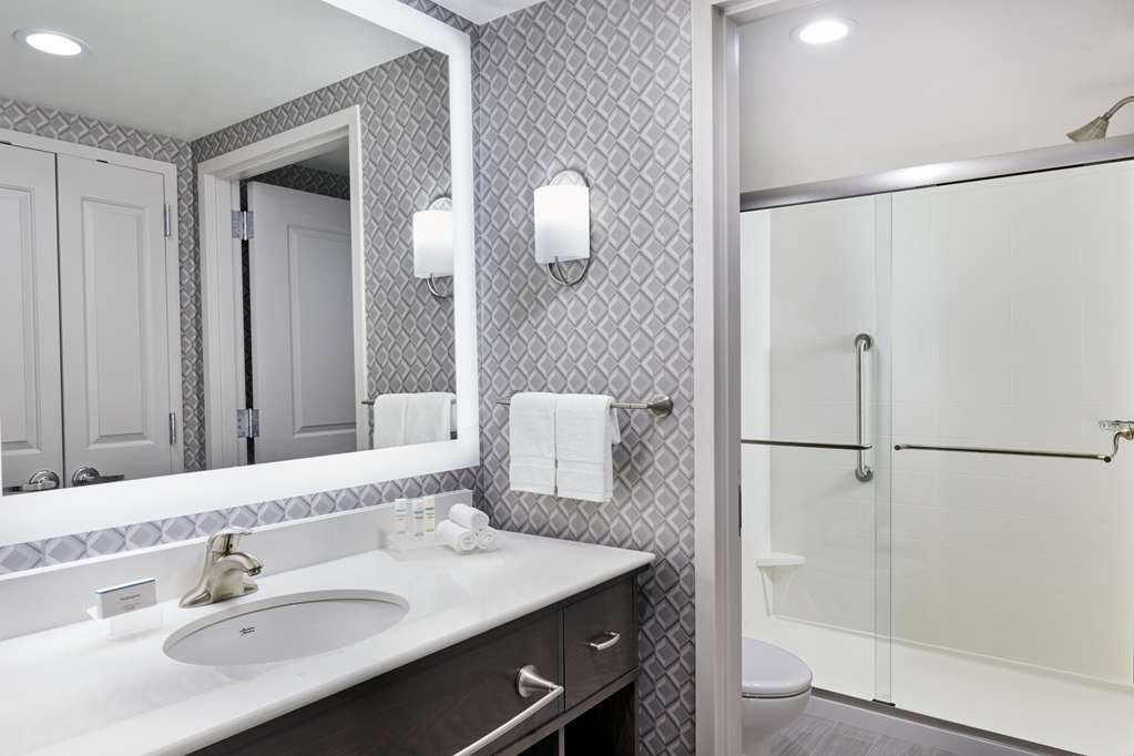 Guest room bath
