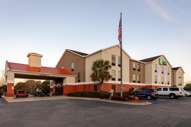Images Holiday Inn Express & Suites Milton East I-10, an IHG Hotel