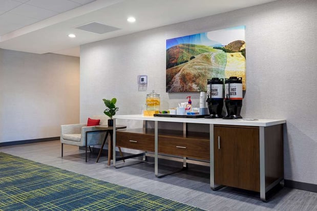 Images Hampton Inn & Suites Marina
