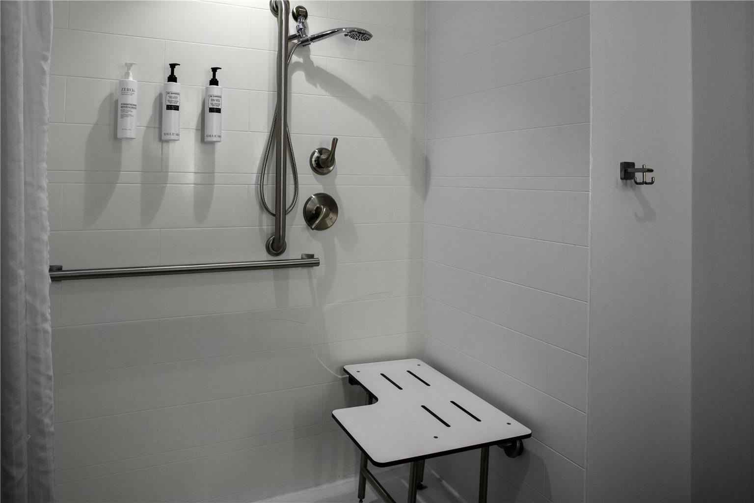 Guest room bath