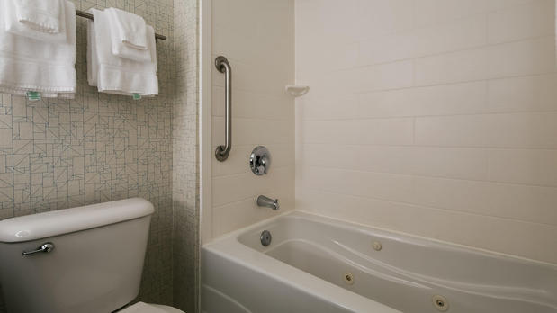 Images Holiday Inn Express & Suites Everett by IHG