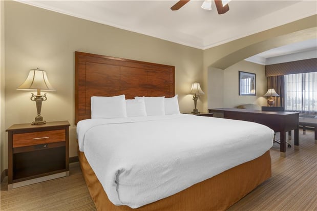 Images Best Western Plus Monica Royale Inn & Suites
