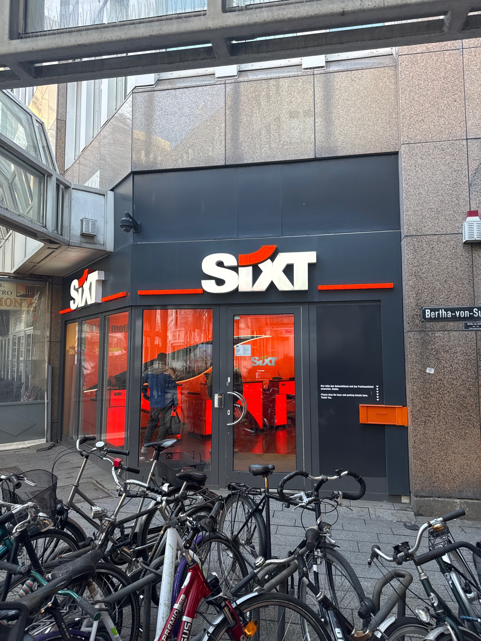 SIXT Autovermietung Düsseldorf Zentrum/HBF, Willi-Becker-Allee 10 in Düsseldorf