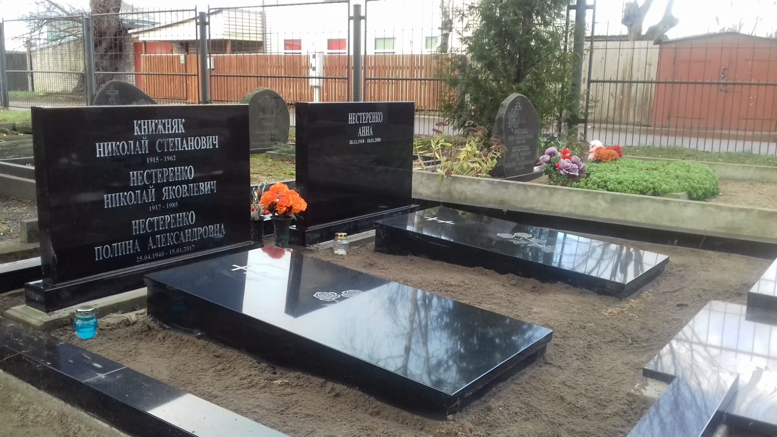 Granīta dizaina piemērs – daudzpusīgs materiāls gan pieminekļiem, gan interjeram.