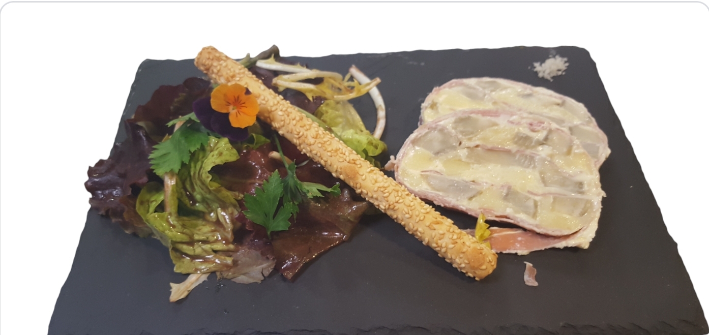 Terrine de Comté au jambon de pays et cœur d'artichaut sur salade aux noix. Terrine de Comté au jambon de pays et cœur d'artichaut sur salade aux noix.