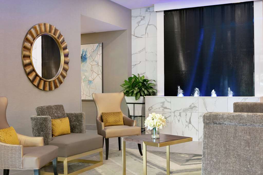 Lobby Embassy Suites by Hilton Montreal Airport Pointe-Claire (514)426-5060