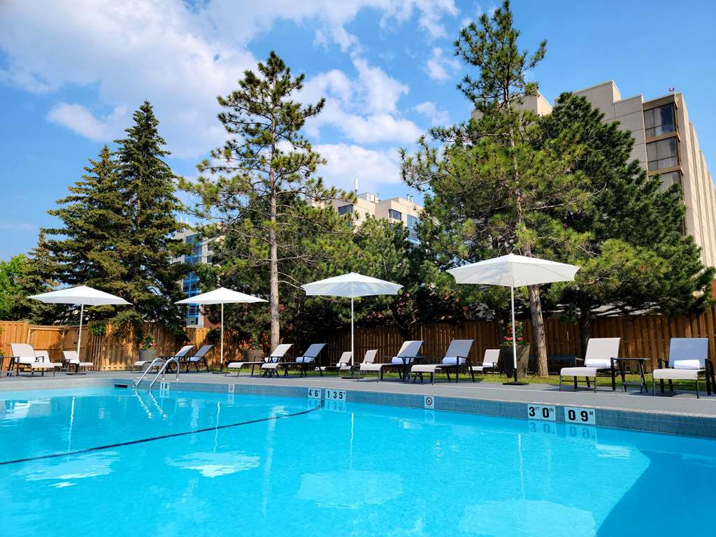 Best Western Parkway Hotel Toronto North à Richmond Hill: Oasis Outdoor Pool & Patio - Poolside Bar/Food Service - Seasonal
