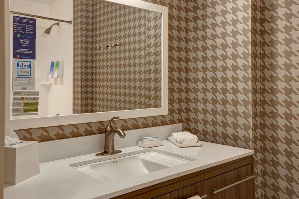 Guest room bath