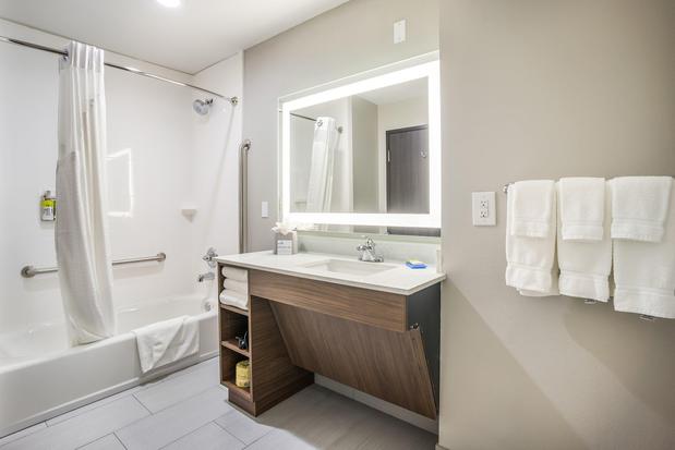 Images Holiday Inn Express & Suites Tulsa East - Catoosa by IHG