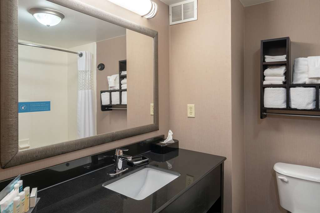 Guest room bath