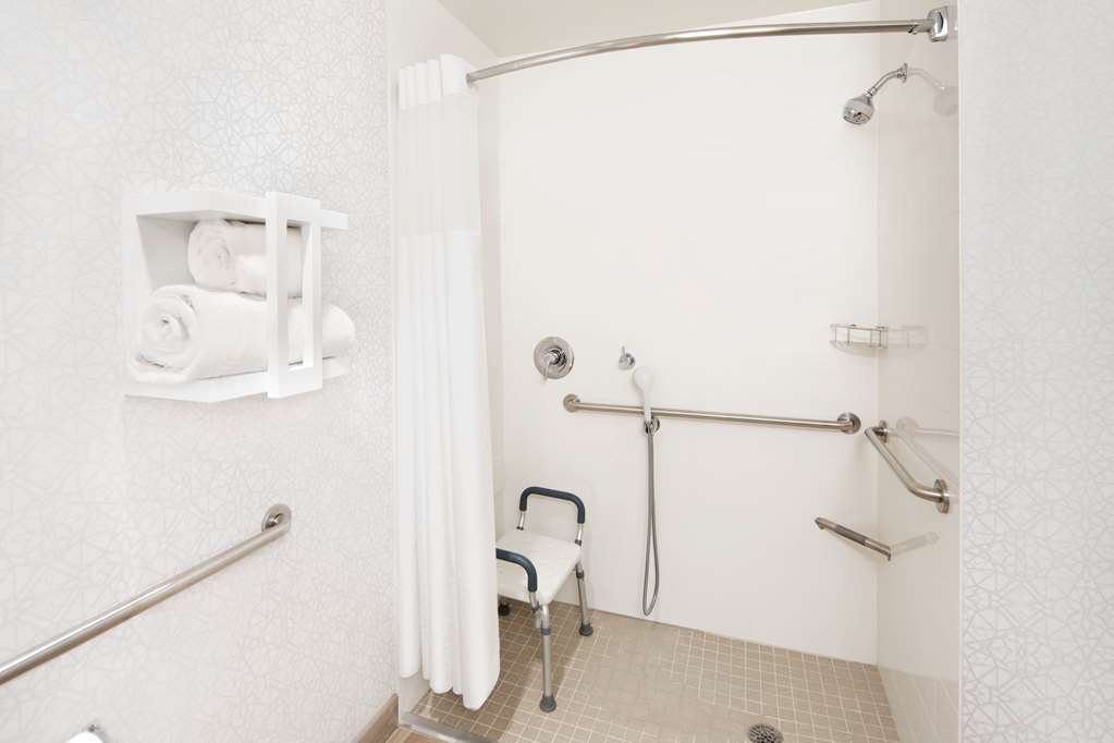 Guest room bath Hampton Inn & Suites St. Augustine-Vilano Beach Saint Augustine (904)827-9797
