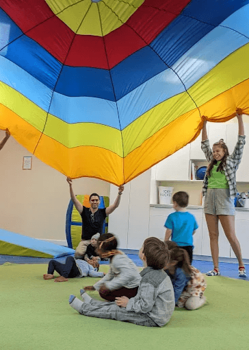 Bring your child into the fun with colorful parachute play that combines movement, music, and cooperation. These activities for children in Columbus encourage participation and give families a joyful way to connect with others.