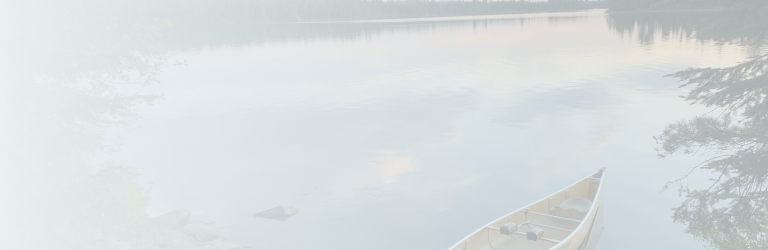 Un canot flottant sur un lac.