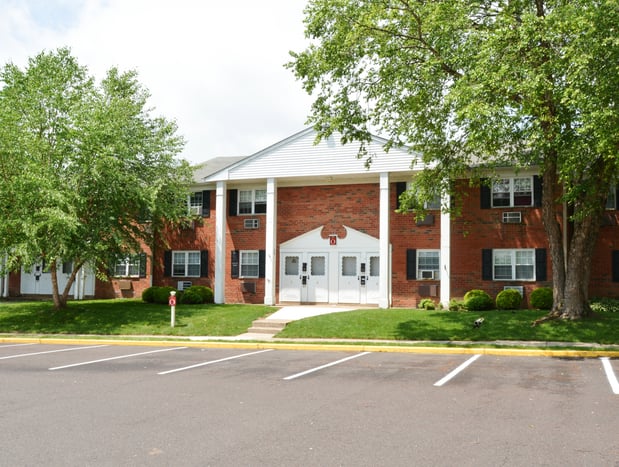 Images Country Manor Apartments