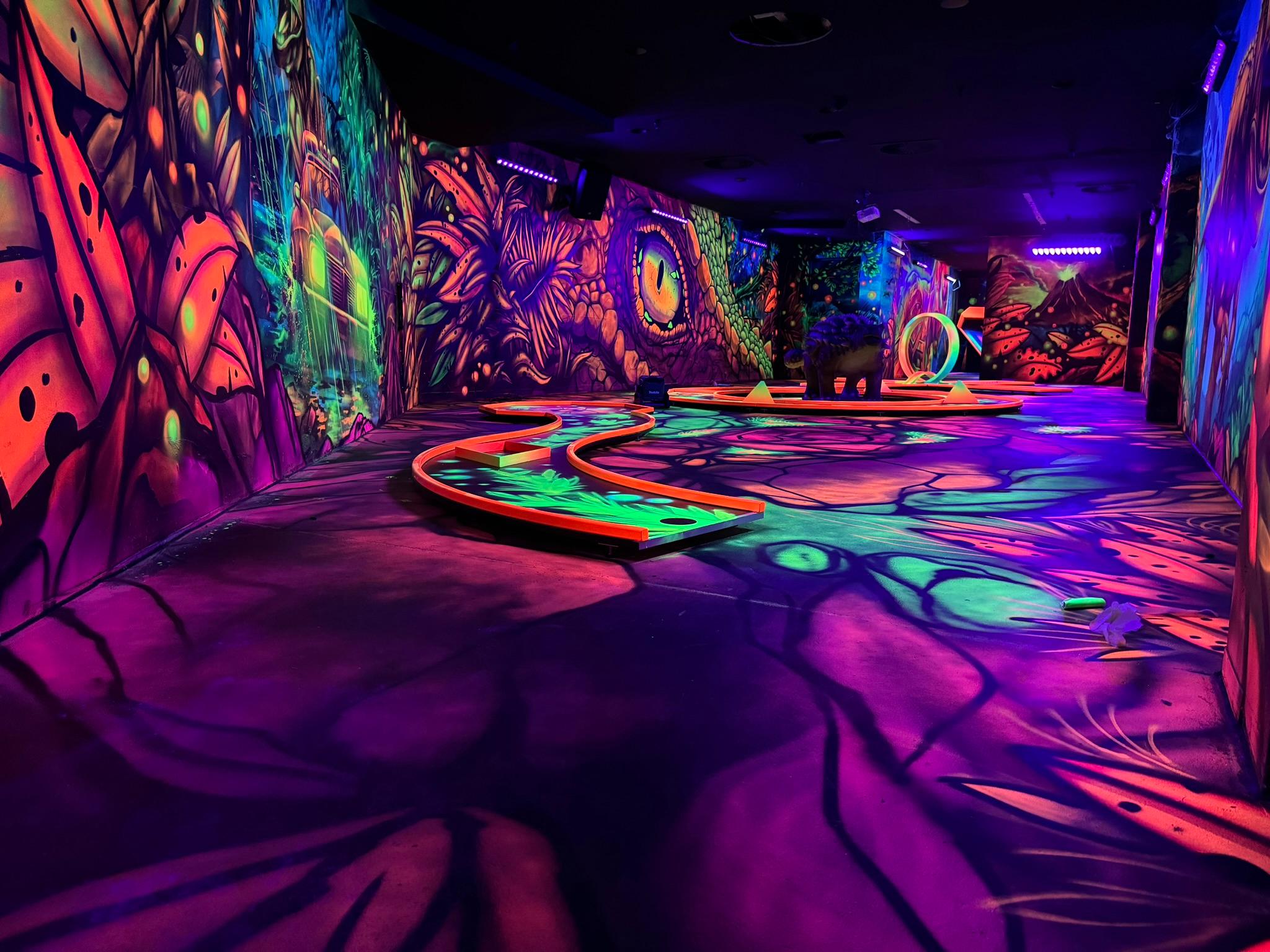 GlowZone 4D Schwarzlicht Minigolf Essen - West Borbeck, Wüstenhöferstraße 234 in Essen