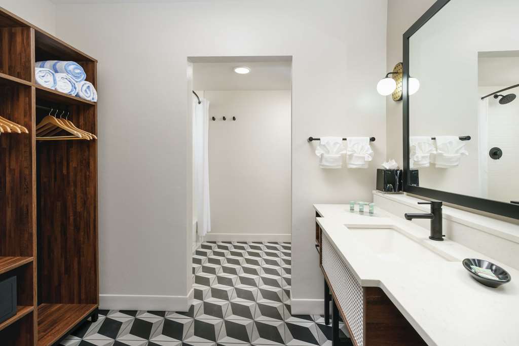 Guest room bath 