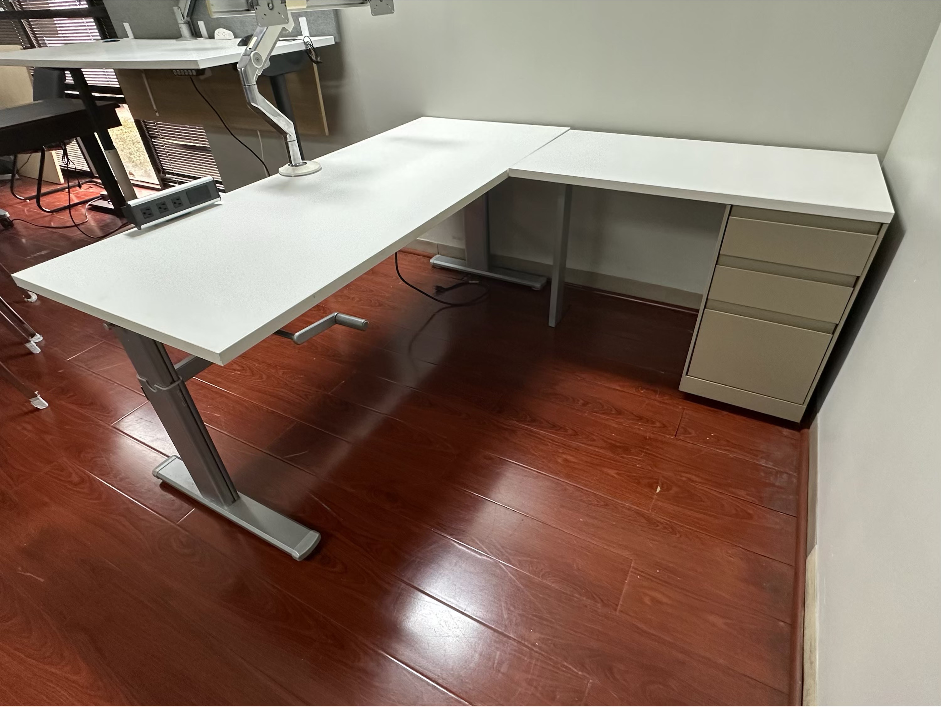 Collaborative Meeting Pod:

Semi-private office lounge pod with upholstered booth seating and a central meeting table for quick team huddles.