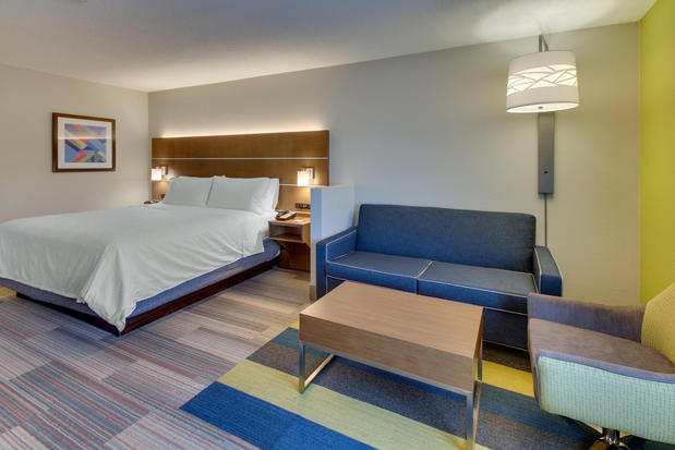 Images Holiday Inn Express & Suites Atlanta N-Perimeter Mall Area by IHG