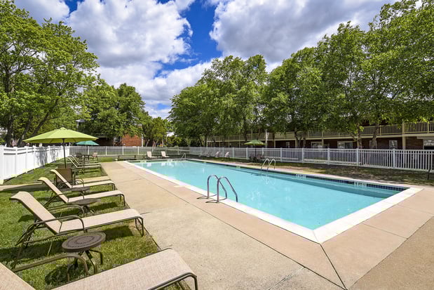 Images Country Manor Apartments