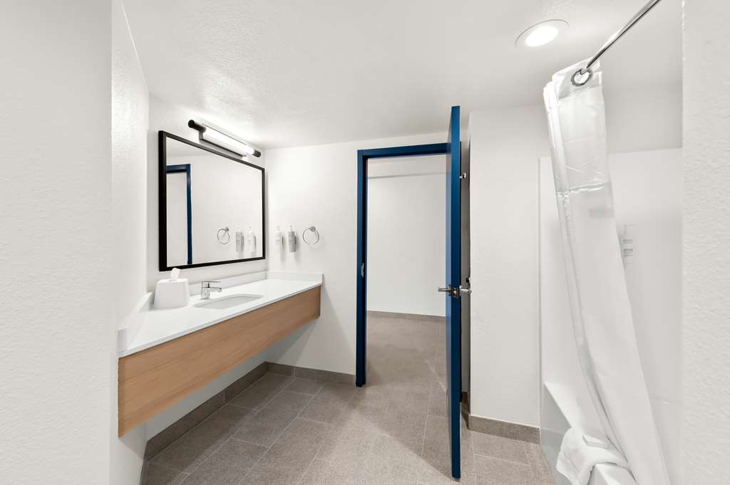 Guest room bath