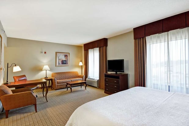 Images Hampton Inn & Suites Peoria at Grand Prairie, IL