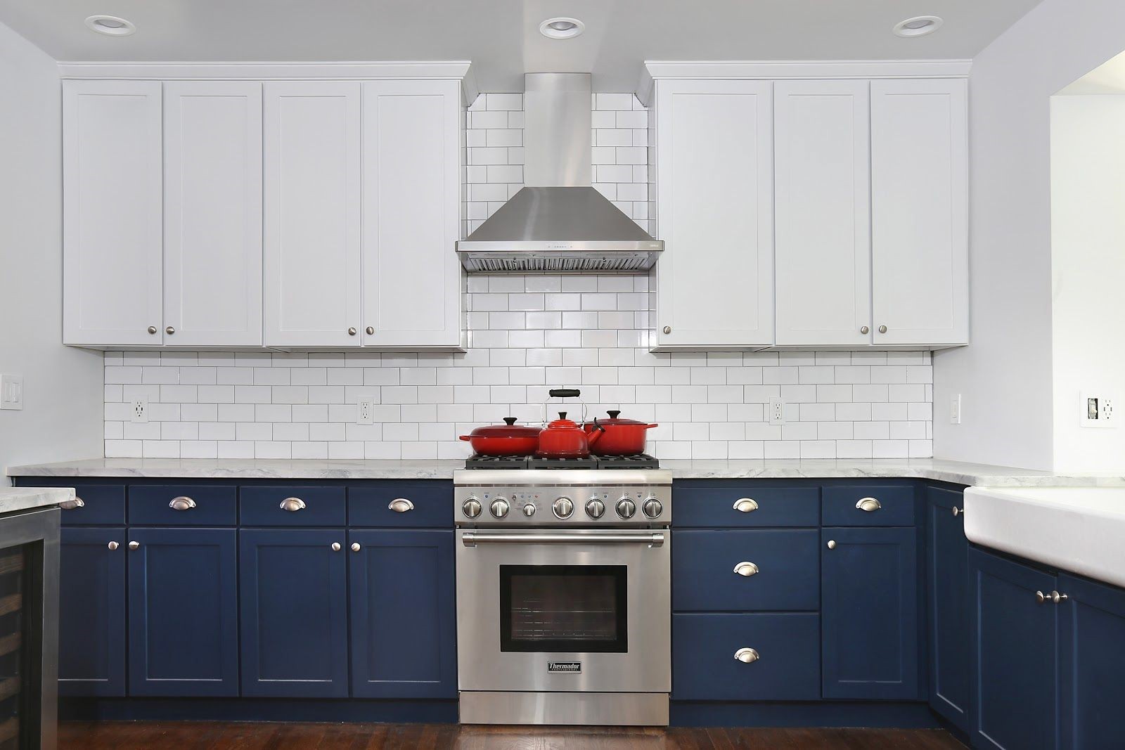 Beautiful two-tone cabinets? Yes please!