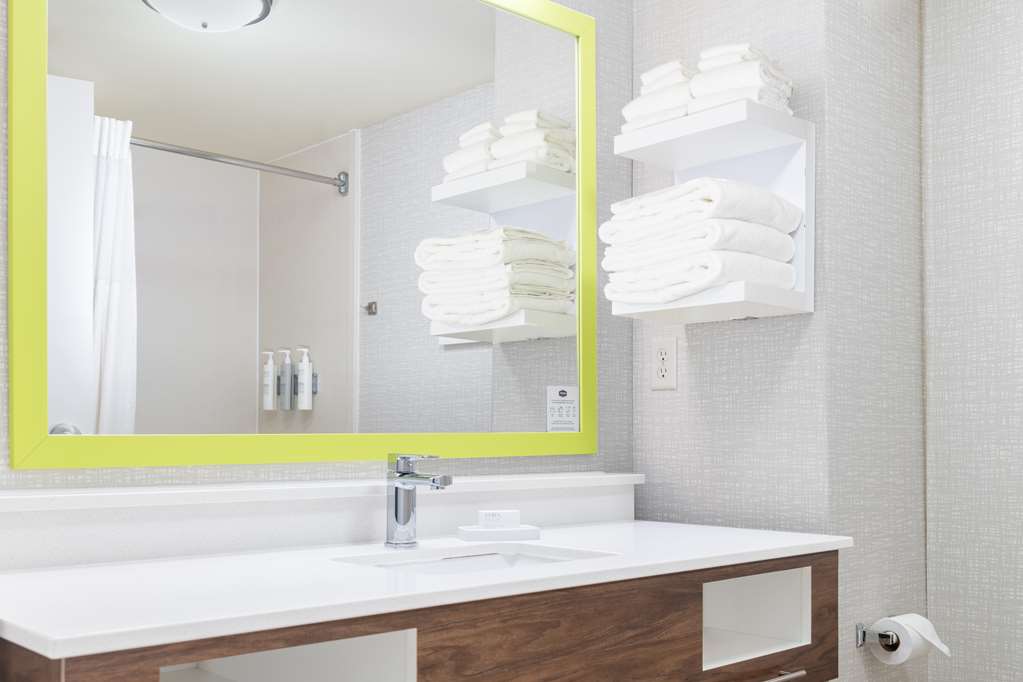 Guest room bath