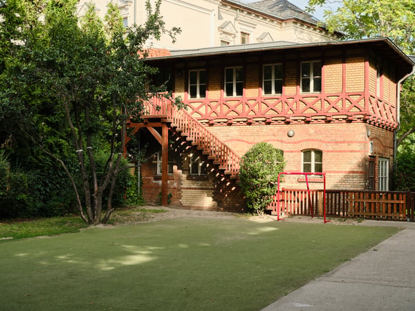 Das Fröbel-Familienzentrum Treptow 71 befindet sich in einer schönen Remise auf dem Gelände des Fröbel-Naturkindergartens Treptow, nahe dem S-Bhf. Treptow. Foto: bullahuth fotografie & gestaltung für Fröbel e.V.