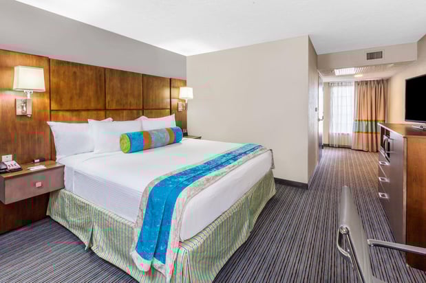 Images Holiday Inn & Suites Oklahoma City North by IHG