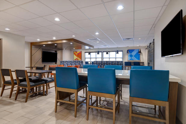 Images Holiday Inn Express & Suites Central Omaha by IHG