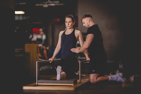 Stabilitäts- und Koordinationstraining an einem Trainingsgerät -  David Nikolaitschik - Personal Trainer in Mannheim