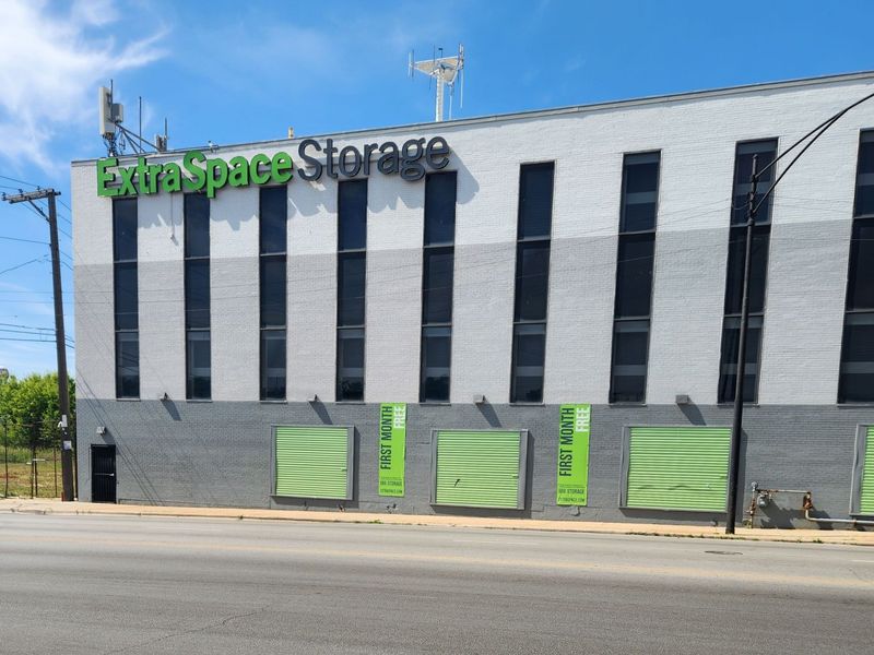 Beauty Image - Extra Space Storage at 2100 W Fullerton Ave, Chicago, IL 60647 