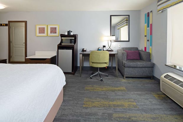 Images Hampton Inn & Suites Bakersfield/Hwy 58, CA