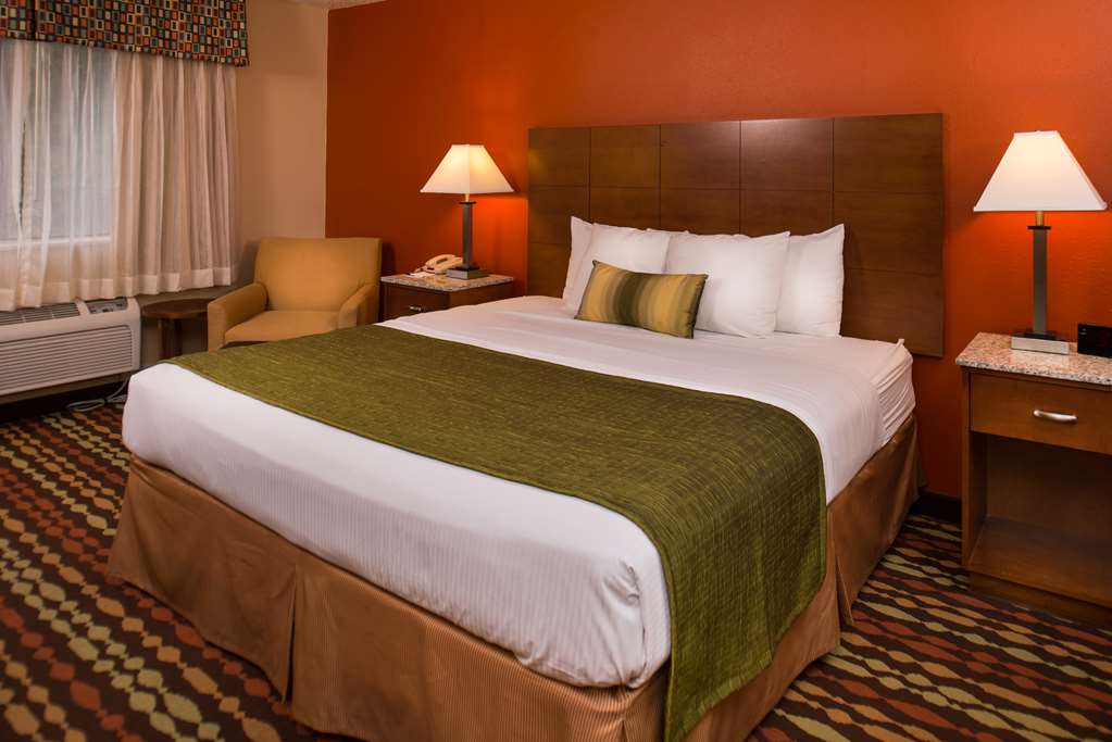 King Guest Room Best Western Ambassador Inn & Suites Wisconsin Dells (608)254-4477