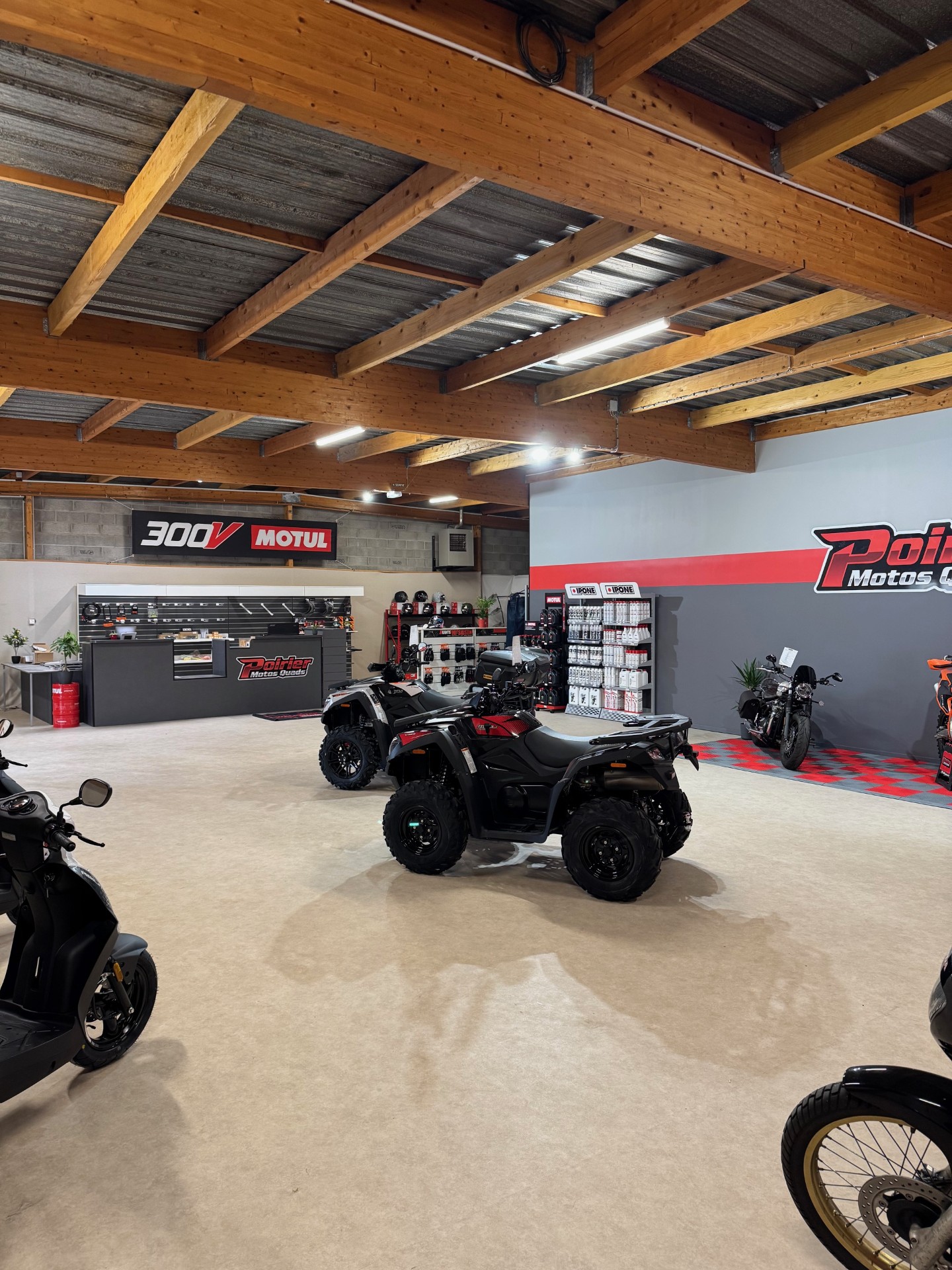 Photo Poirier Motos Quads, magasin vente et réparation moto, scooter et quad à Dieppe. Vente d'équipement du pilote, pièces détachées et accessoire.