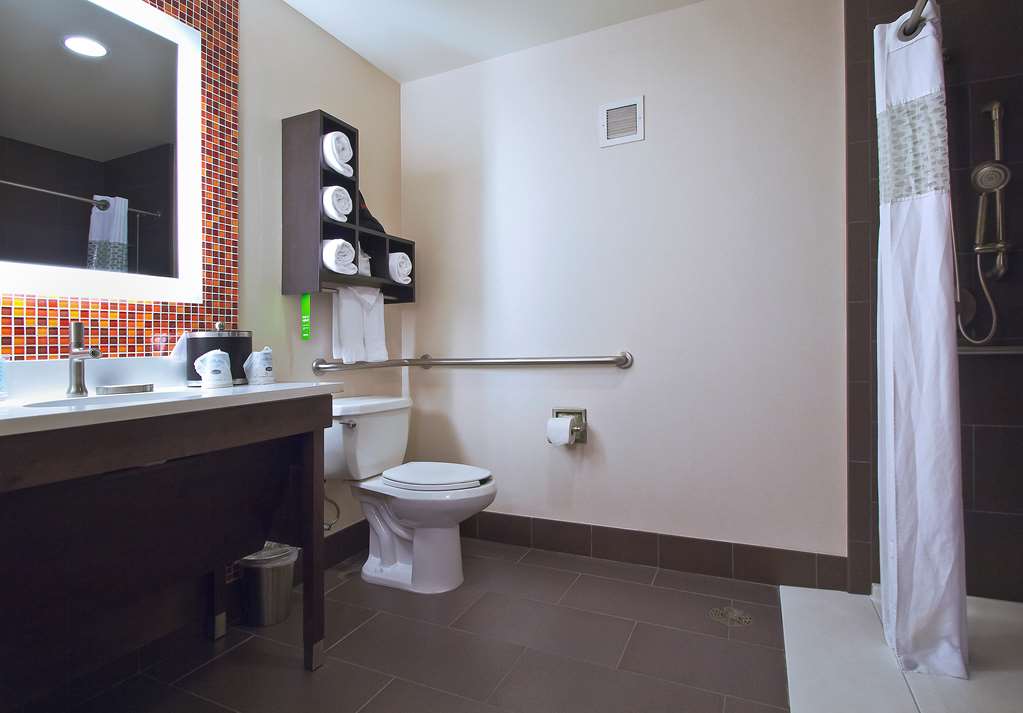 Guest room bath