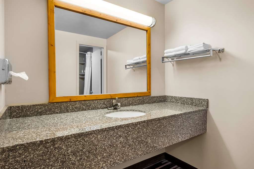 Queen Bathroom