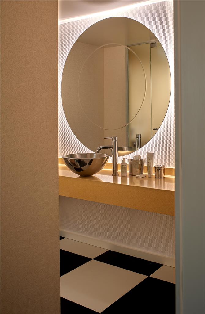 Guest room bath