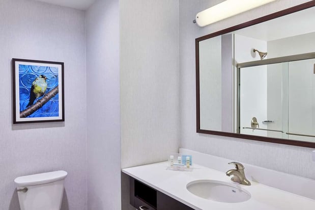 Images Hampton Inn & Suites Teaneck Glenpointe